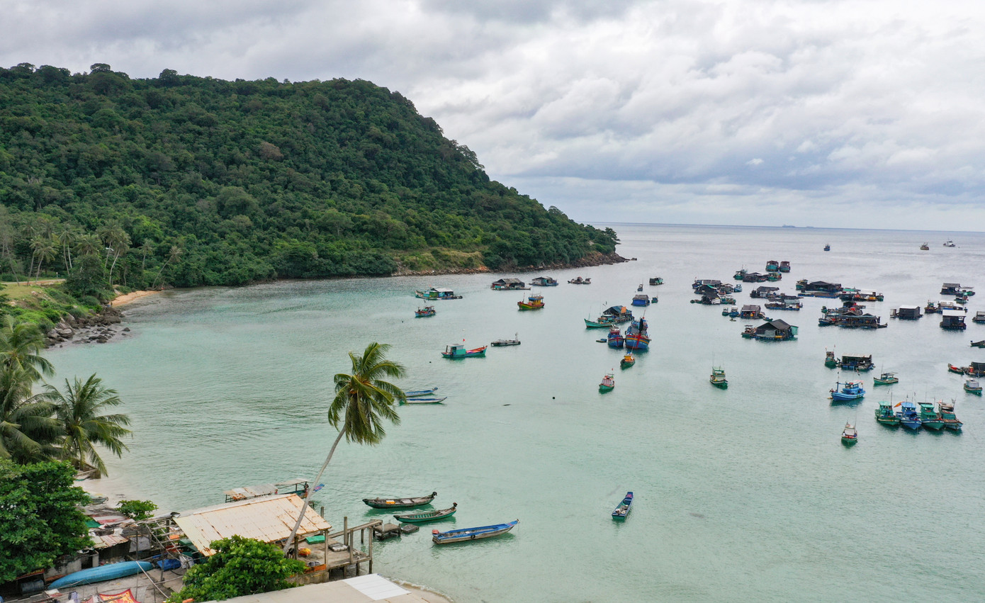 Tàu bè đánh cá tấp nập cập bến tạo nên khu cảnh nhộn nhịp. Đặc biệt, khách du lịch đến với đảo ngày càng đông, nên mỗi năm có hàng nghìn lượt người đến viếng thăm, thắp hương tưởng nhớ các chiến sĩ đã hy sinh và nạn nhân bị quân Khmer Đỏ thảm sát.