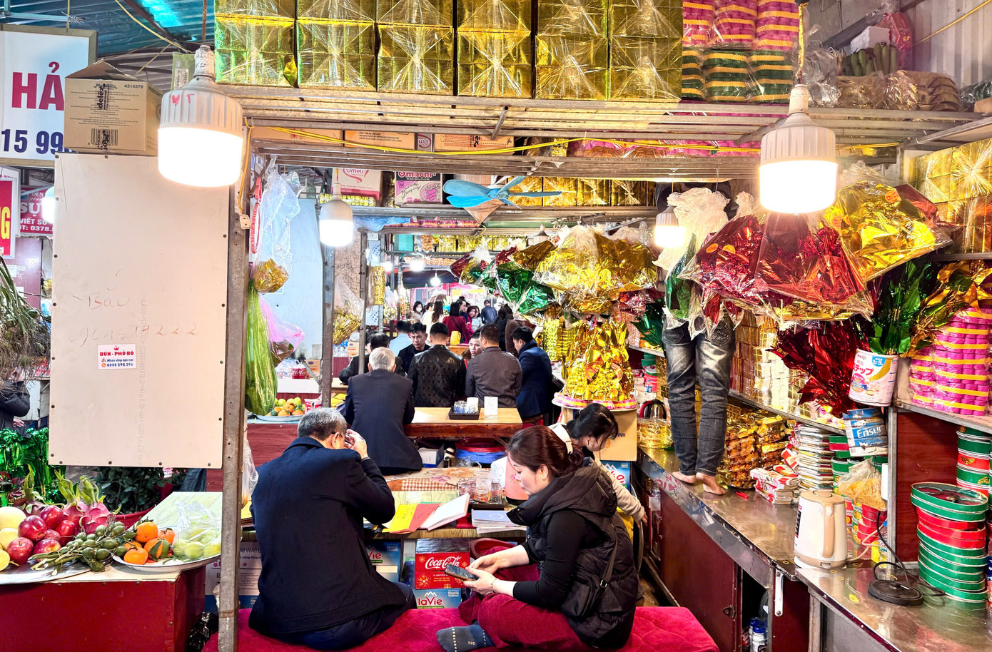 Khu vực viết sớ, sắp lễ ở bên hông đền tấp nập người.