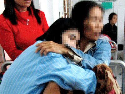 Mẹ con L. tại bệnh viện tâm thần