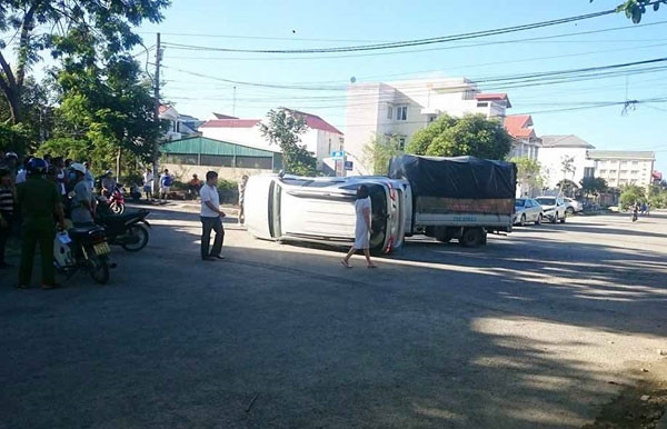 BẢN TIN ATGT: Va chạm với xe khách, hai bố con tử vong ảnh 4
