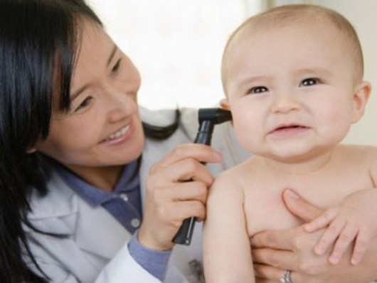 Về nguyên tắc, khi xảy ra tình huống bất ngờ bị sặc, thức ăn có thể lên mũi hoặc theo đường thông từ mũi lên tai sẽ gây viêm nhiễm (ảnh minh họa)