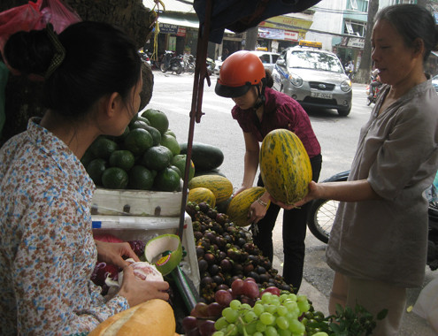 Nhiều người mua hàng vì hâm mộ tài năng của chị. Ảnh: Hoàng Phương.