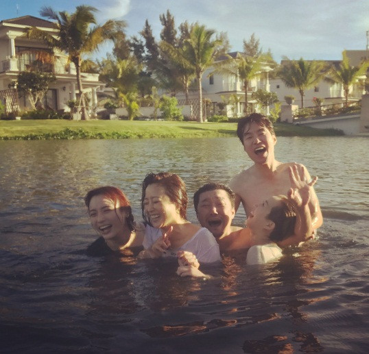 Kim Hee Sun vui 'hết cỡ' trong kỳ nghỉ dưỡng ở Đà Nẵng ảnh 12