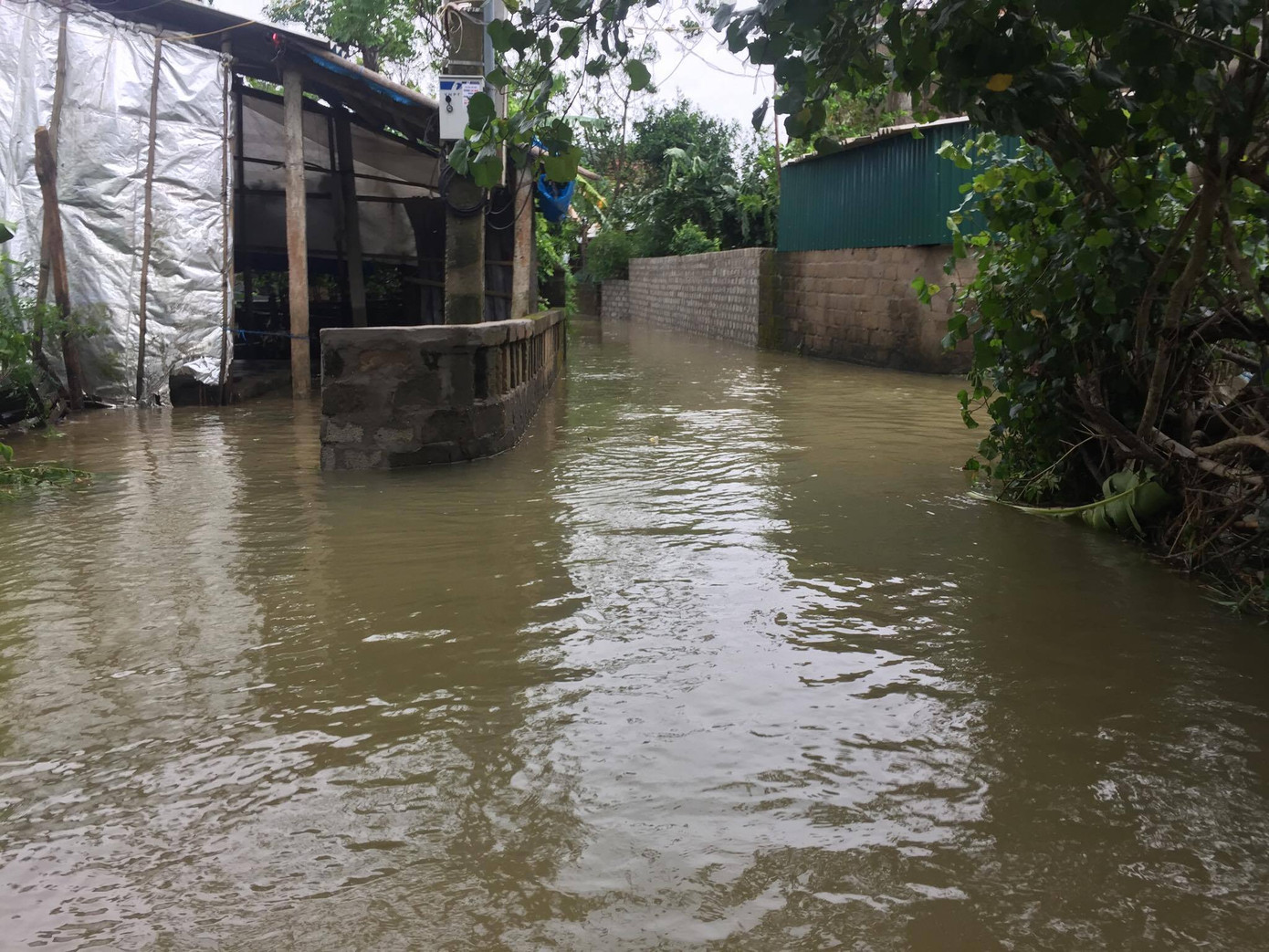 Bão số 10 càn quét miền Trung, ít nhất 4 người chết ảnh 1