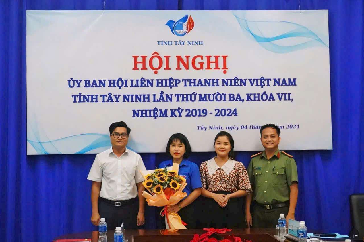 Chị Nguyễn Thị Trúc Mai (thứ 2, trái sang) tại hội nghị.