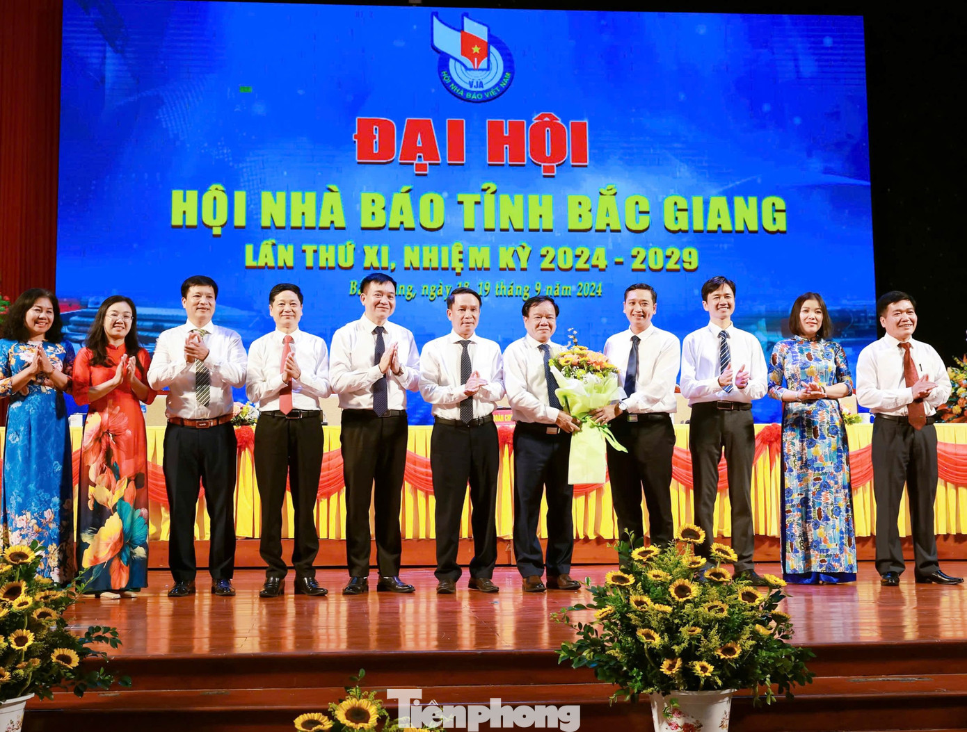 Ban Chấp hành Hội Nhà báo tỉnh Bắc Giang nhiệm kỳ 2024 - 2029 ra mắt đại hội. Ban Chấp hành Hội Nhà báo tỉnh Bắc Giang nhiệm kỳ 2024 - 2029 ra mắt đại hội.