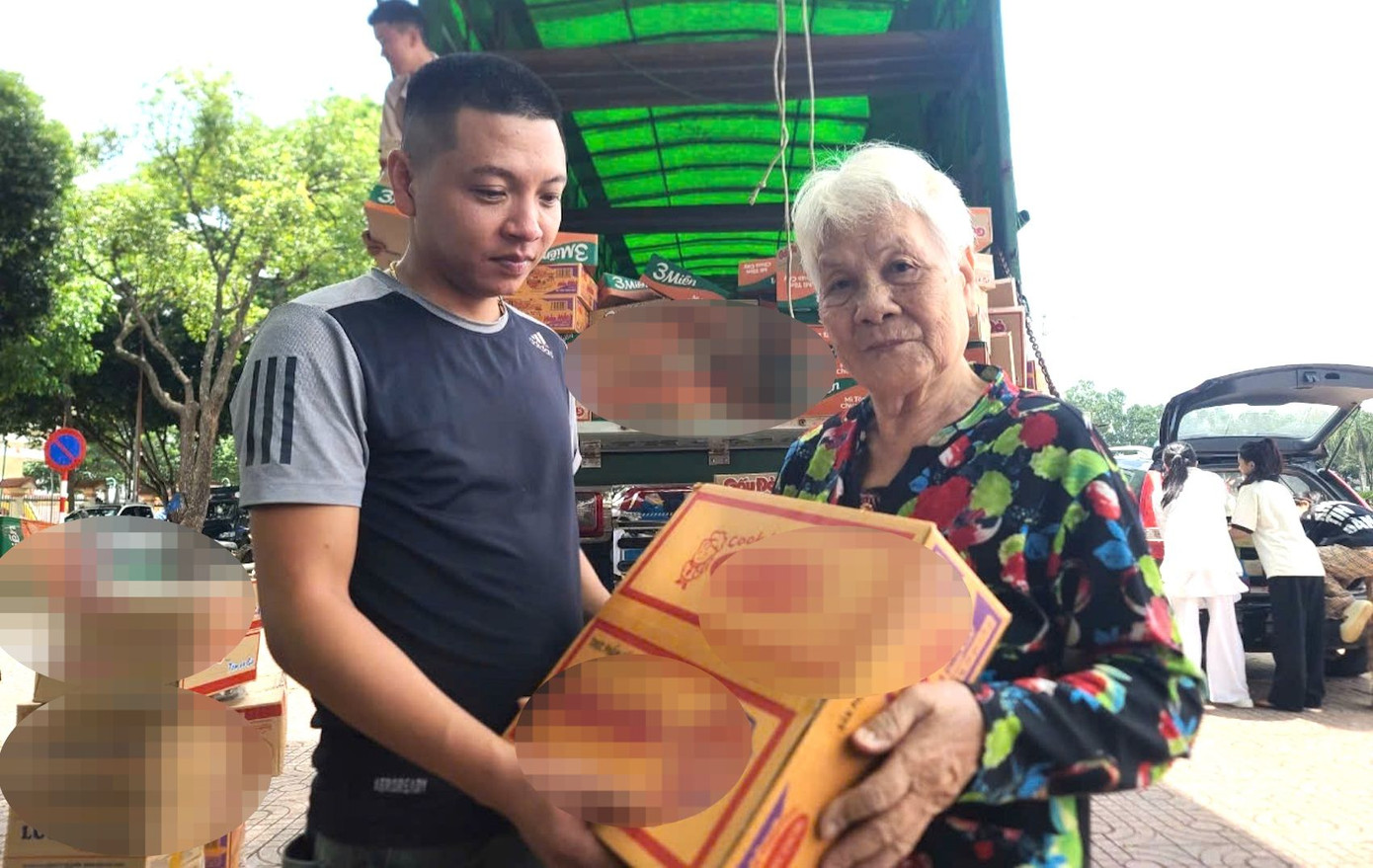 Cụ bà Trần Thị Cảnh (81 tuổi) ủng hộ thùng mì tôm.