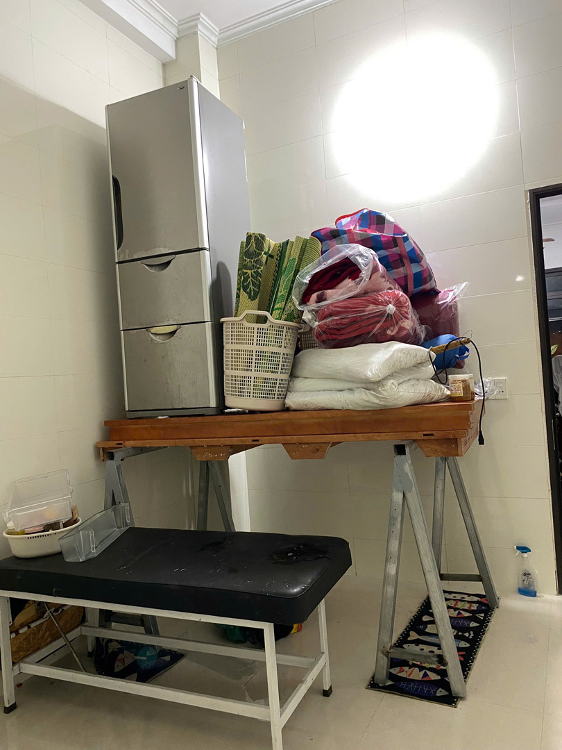 Đồ đạc được xếp gọn ở chỗ cao.