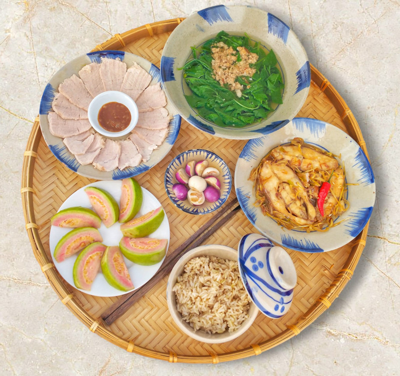 Mỗi mâm cơm đều đủ các món mặn, canh, rau Mỗi mâm cơm đều đủ các món mặn, canh, rau