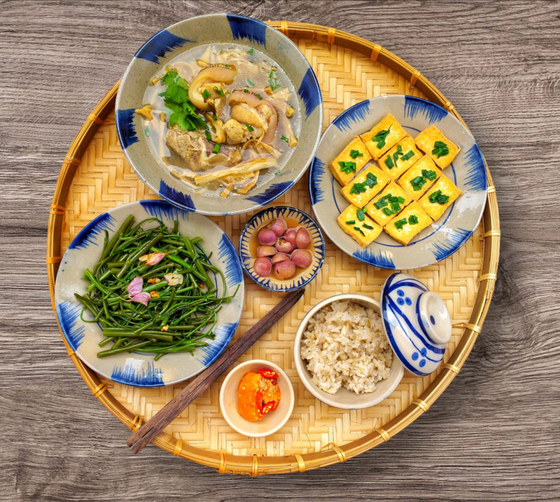 Mỗi mâm cơm đều đủ các món mặn, canh, rau Mỗi mâm cơm đều đủ các món mặn, canh, rau