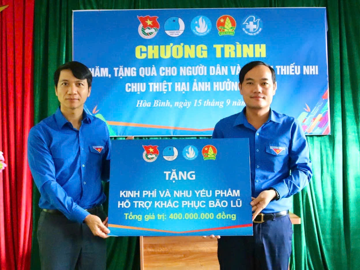 Anh Nguyễn Ngọc Lương – Bí thư thường trực T.Ư Đoàn, Chủ tịch T.Ư Hội LHTN Việt Nam trao tặng kinh phí, nhu yếu phẩm hỗ trợ người dân Hòa Bình khắc phục hậu quả bão số 3.