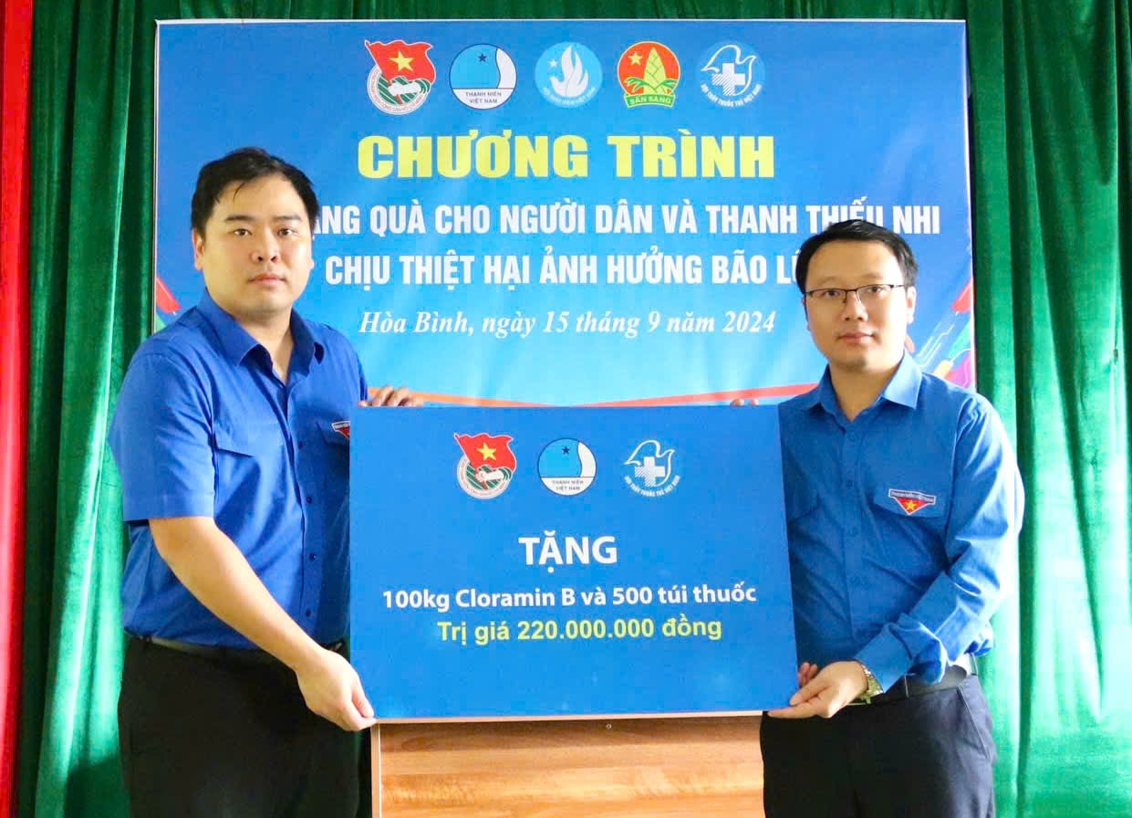 Anh Nguyễn Xuân Hiếu - Phó trưởng Ban Đoàn kết tập hợp thanh niên T.Ư Đoàn trao tặng nguồn lực hỗ trợ người dân Hòa Bình khắc phục hậu quả bão số 3.