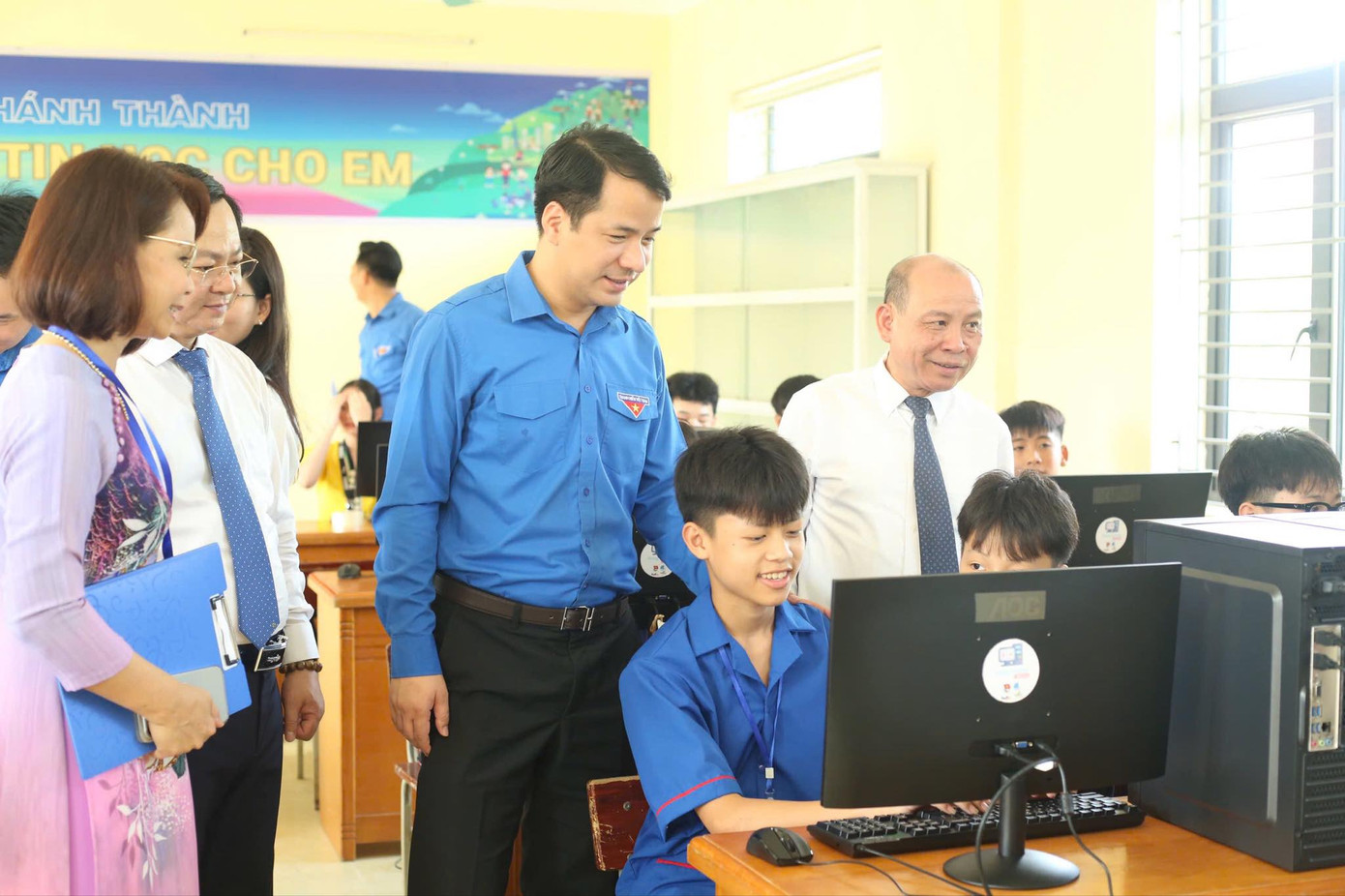 Anh Ngô Văn Cương và các đại biểu khánh thành phòng máy tính cho học sinh của trường.