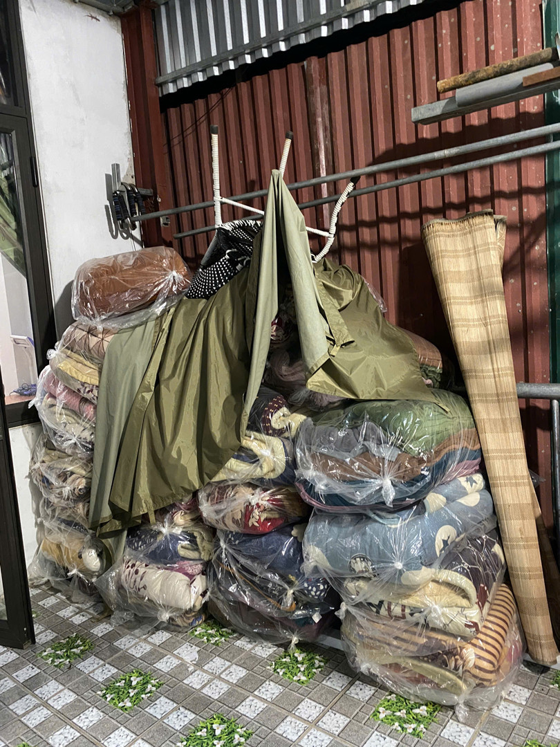 Đồ đạc được xếp gọn ở chỗ cao.