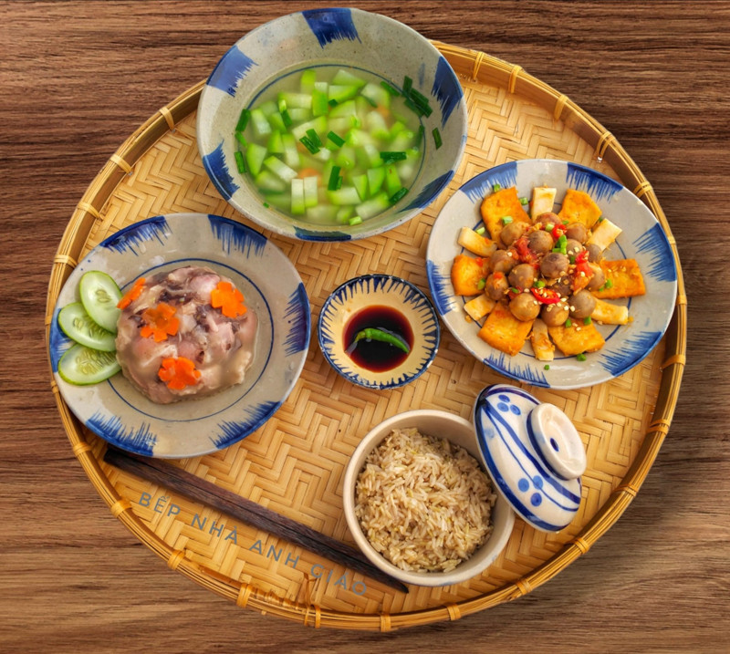 Mỗi mâm cơm đều đủ các món mặn, canh, rau Mỗi mâm cơm đều đủ các món mặn, canh, rau