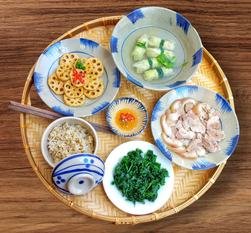 Mỗi mâm cơm đều đủ các món mặn, canh, rau Mỗi mâm cơm đều đủ các món mặn, canh, rau