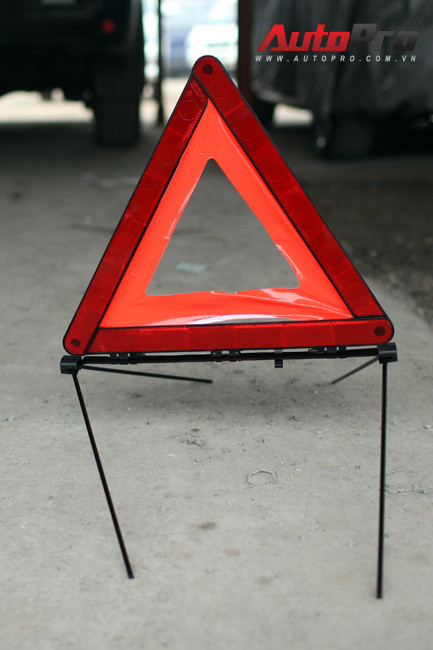 Tam giác phản quang cảnh báo các lái xe khác 