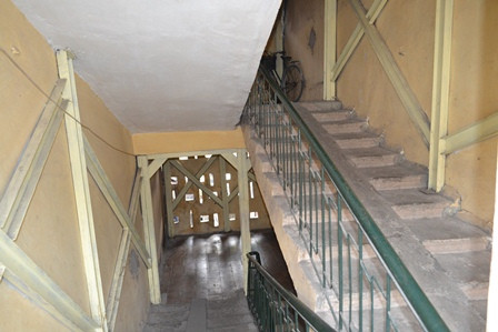 Cầu thang nhà A7 đang được gia cố tạm bợ bằng giàn giáo. Cầu thang nhà A7 đang được gia cố tạm bợ bằng giàn giáo