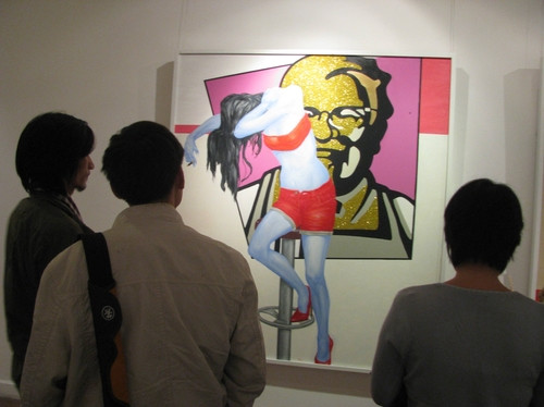 Khán giả xem bức "KFC" của Minh Đông. Ảnh: VnExpress. Khán giả xem bức