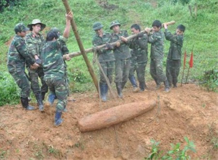 Lữ đoàn 414 đã hóa giải và đưa quả bom lên mặt đất an toàn. Lữ đoàn 414 đã hóa giải và đưa quả bom lên mặt đất an toàn