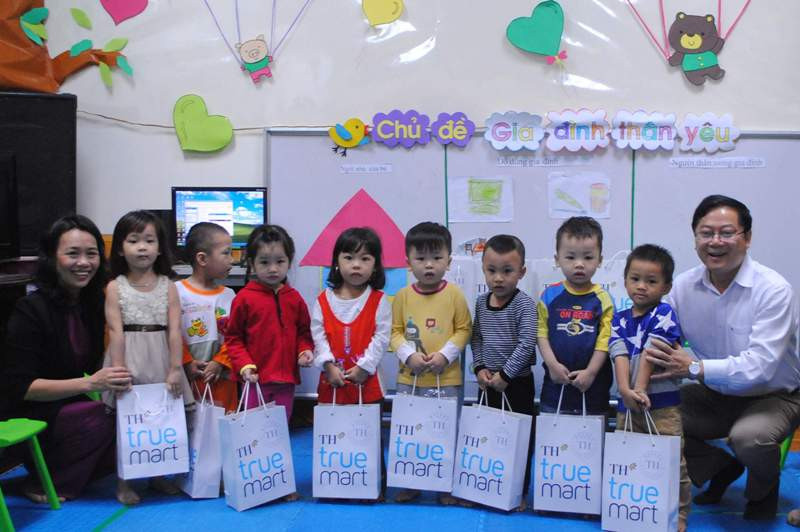 Ông Lê Xuân Sơn, TBT báo Tiền Phong và bà Thái Thị Sơn, đại diện Tập đoàn TH True Milk với các em nhỏ trường Sao Mai