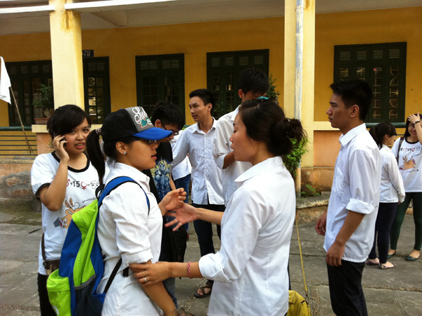 Cùng nắm tay nhau trước ngày thi