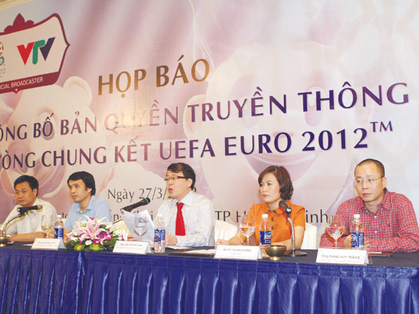Đại diện Đài Truyền hình Việt Nam tại buổi lễ công bố bản quyền truyền thông Euro 2012 tại Việt Nam Ảnh: Nhật Quang