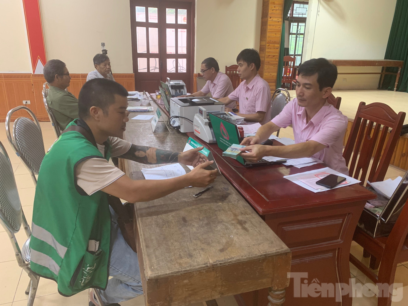 Giải ngân vốn chính sách tại điểm giao dịch phường Quang trung, thị xã Bỉm Sơn, Thanh Hoá.