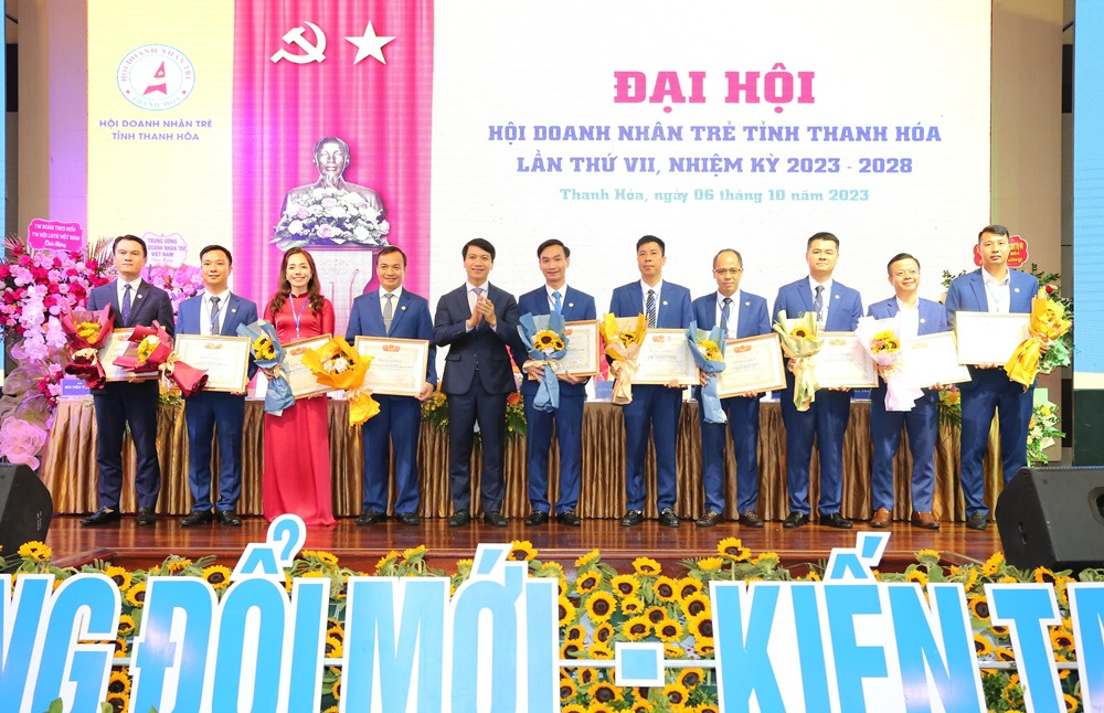 Anh Nguyễn Ngọc Lương - Bí thư Thường trực Trung ương Đoàn, Chủ tịch Hội Liên hiệp Thanh niên Việt Nam trao Bằng khen của Trung ương Hội Liên hiệp Thanh niên Việt Nam cho các cá nhân xuất sắc giai đoạn 2018 - 2023.