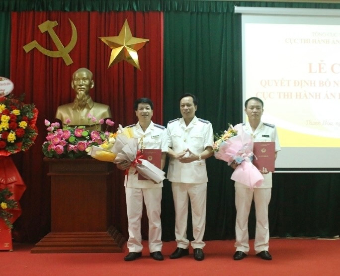 Ông Hoàng Văn Truyền, Cục Trưởng Cục Thi hành án dân sự tỉnh Thanh Hoá trao quyết định bổ nhiệm Phó Cục trưởng Cục Thi hành án dân sự tỉnh cho 2 cán bộ.