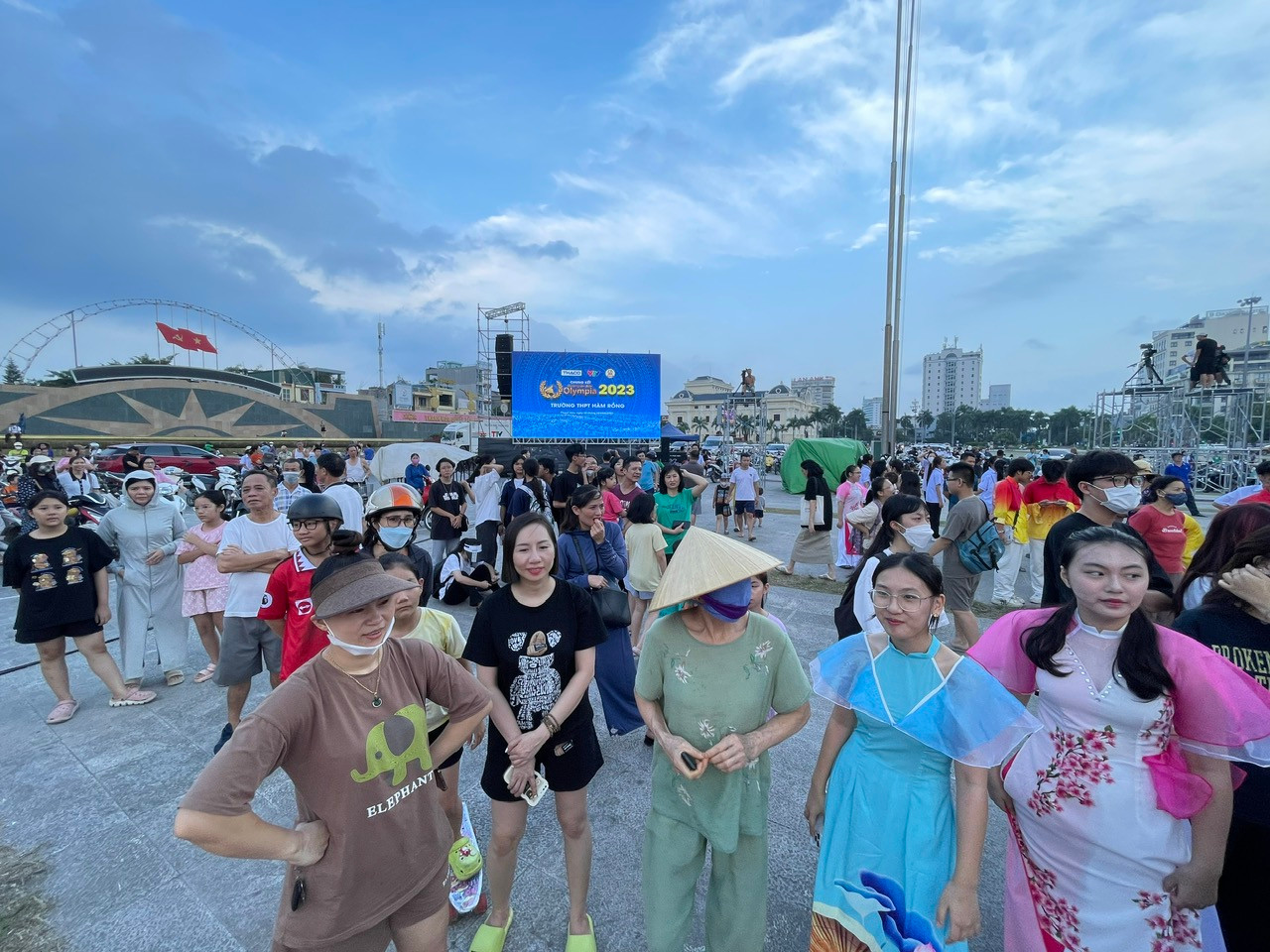 Màn tập dượt các vũ điệu của thầy trò Trường THPT Hàm Rồng thu hút đông đảo người dân đến xem. Màn tập dượt các vũ điệu của thầy trò Trường THPT Hàm Rồng thu hút đông đảo người dân đến xem.