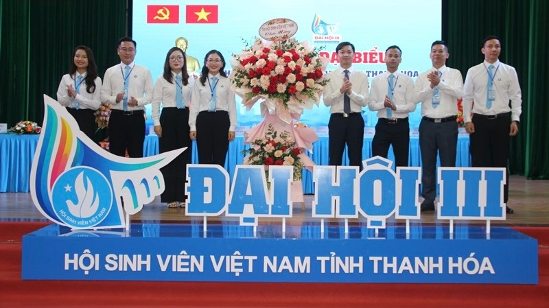 Anh Nguyễn Minh Triết - Bí thư Ban Chấp hành Trung ương Đoàn, Chủ tịch Trung ương Hội Sinh viên Việt Nam tặng lẵng hoa chúc mừng đại hội.