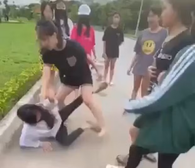 Nữ sinh bị đánh hội đồng. Ảnh cắt từ clip. Nữ sinh bị đánh hội đồng. Ảnh cắt từ clip.