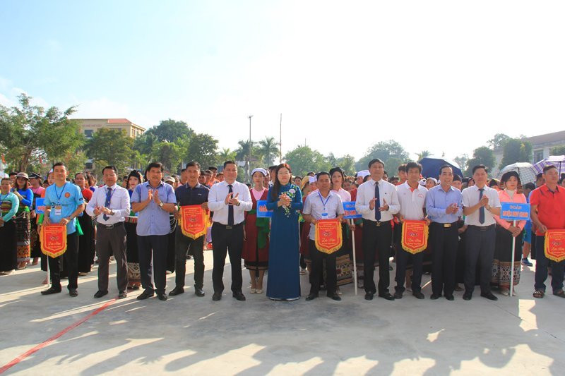 Ban Tổ chức tặng cờ lưu niệm cho các đơn vị tham gia hội thi.