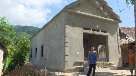 Một hộ nghèo ở huyện Quan Sơn được hỗ trợ xây dựng nhà kiên cố. Một hộ nghèo ở huyện Quan Sơn được hỗ trợ xây dựng nhà kiên cố.