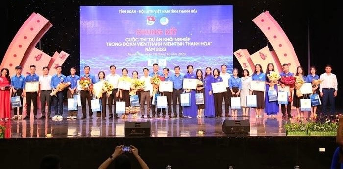 Đại diện Ban Tổ chức và nhà tài trợ chụp ảnh lưu niệm cùng các đội thi.