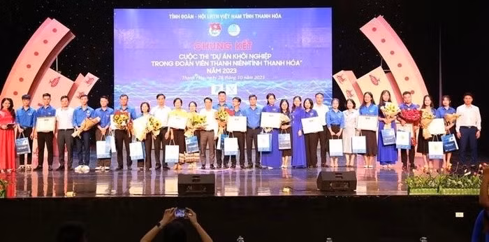 Đại diện Ban Tổ chức và nhà tài trợ chụp ảnh lưu niệm cùng các đội thi. Đại diện Ban Tổ chức và nhà tài trợ chụp ảnh lưu niệm cùng các đội thi.