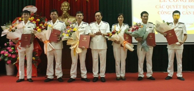 Lãnh đạo Cục Thi hành án dân sự tỉnh Thanh Hoá trao quyết định, tặng hoa chúc mừng các cán bộ được bổ nhiệm, điều động, luân chuyển.