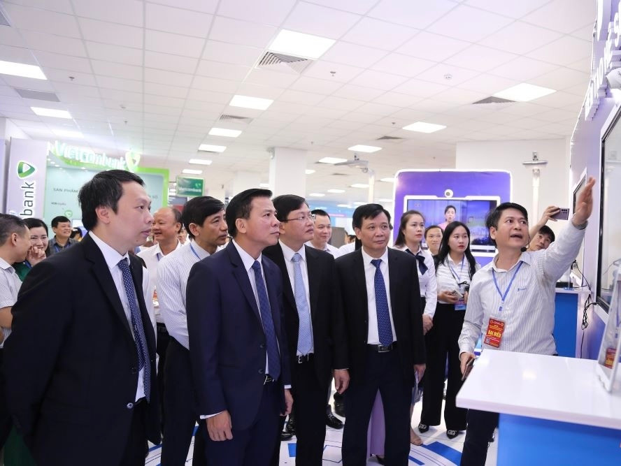 Ông Nguyễn Huy Dũng, Thứ trưởng Bộ Thông tin và Truyền thông, Ủy viên Ủy ban Quốc gia về chuyển đổi số và ông Đỗ Trọng Hưng, Bí thư Tỉnh ủy Thanh Hoá cùng các đại biểu tham quan gian hàng tại triển lãm.