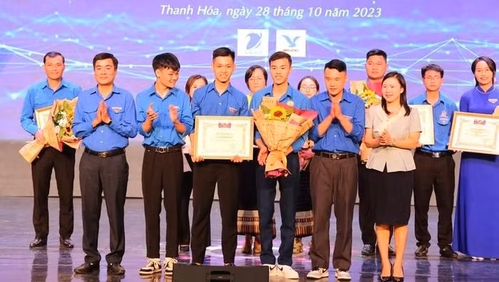 Bí thư Tỉnh Đoàn Thanh Hóa Lê Văn Châu và các đại biểu trao giải nhất cho nhóm tác giả Nguyễn Khắc Đông, Lê Thanh Lam, Nguyễn Đăng Kiên, Mai Văn Thành, Chi đoàn K24-KTĐ-Khoa Kỹ thuật Công nghệ trường Đại học Hồng Đức với dự án “Thiết kế thiết bị lọc bụi tĩnh điện để bàn”. Bí thư Tỉnh Đoàn Thanh Hóa Lê Văn Châu và các đại biểu trao giải nhất cho nhóm tác giả Nguyễn Khắc Đông, Lê Thanh Lam, Nguyễn Đăng Kiên, Mai Văn Thành, Chi đoàn K24-KTĐ-Khoa Kỹ thuật Công nghệ trường Đại học Hồng Đức với dự án “Thiết kế thiết bị lọc bụi tĩnh điện để bàn”.