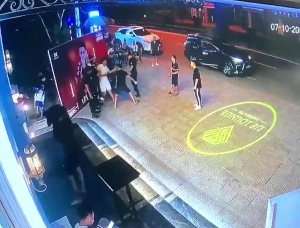 Đối tượng dùng dao đâm liên tiếp vào nam thanh niên. Ảnh cắt từ video