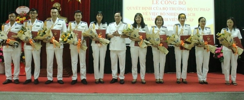 Ông Hoàng Văn Truyền, Cục Trưởng Cục Thi hành án dân sự tỉnh trao quyết định bổ nhiệm ngạch Chấp hành viên sơ cấp cho 12 cán bộ.