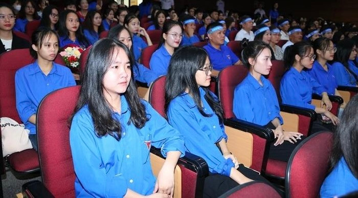 Đông đảo đoàn viên thanh niên đến cổ vũ các thí sinh tham gia cuộc thi.