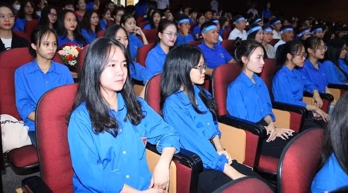 Đông đảo đoàn viên thanh niên đến cổ vũ các thí sinh tham gia cuộc thi. Đông đảo đoàn viên thanh niên đến cổ vũ các thí sinh tham gia cuộc thi.