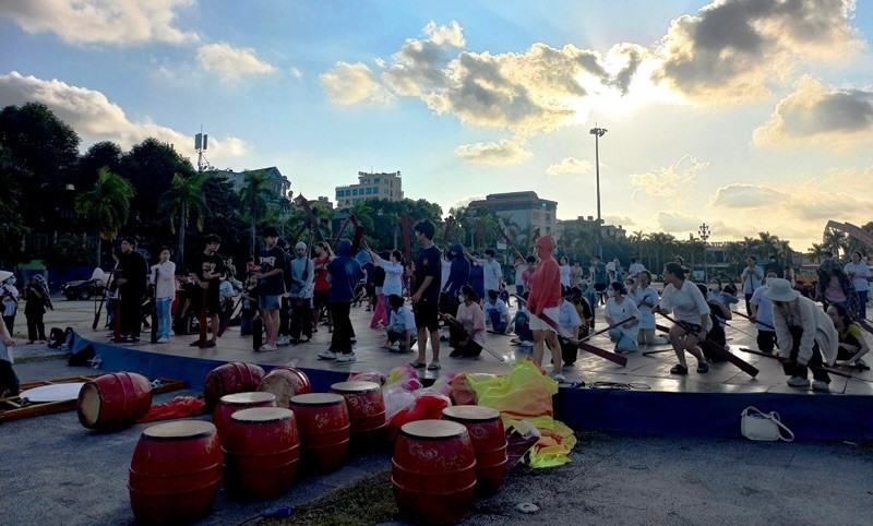 Tại Quảng trường Lam Sơn, hơn 200 học sinh, giáo viên Trường THPT Hàm Rồng đang chuẩn bị cho màn cổ vũ đặc biệt để tiếp thêm sức mạnh từ quê nhà cho “nhà leo núi” Lê Xuân Mạnh.