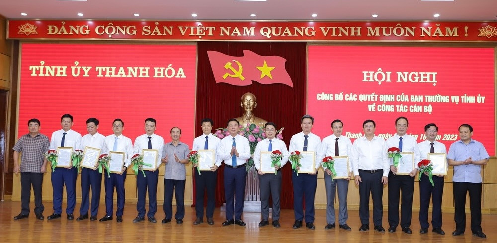 Bí thư Tỉnh ủy Thanh Hoá Đỗ Trọng Hưng và các Ủy viên Ban Thường vụ Tỉnh ủy trao quyết định và tặng hoa chúc mừng các cá nhân nhận nhiệm vụ công tác mới. Bí thư Tỉnh ủy Thanh Hoá Đỗ Trọng Hưng và các Ủy viên Ban Thường vụ Tỉnh ủy trao quyết định và tặng hoa chúc mừng các cá nhân nhận nhiệm vụ công tác mới.