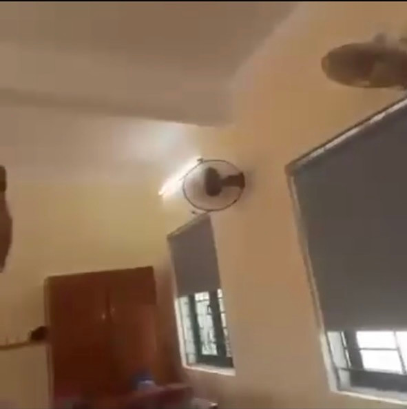 Thiết bị rèm cửa tại lớp học trong video được cho là có giá cao hơn thị trường. Ảnh cắt từ video.