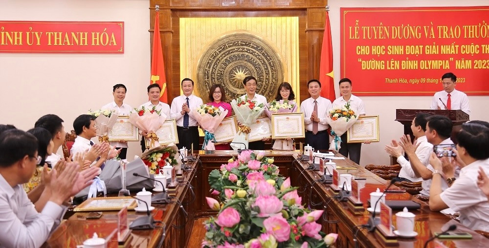 Lãnh đạo tỉnh Thanh Hóa khen thưởng các cá nhân.