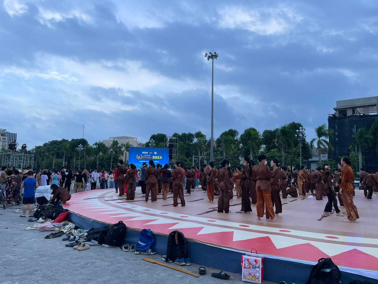 Các thầy cô cùng học sinh chuẩn bị các vũ điệu để cổ vũ cho Lê Xuân Mạnh trong trận chung kết Đường lên đỉnh Olympia vào sáng mai 8/10. Các thầy cô cùng học sinh chuẩn bị các vũ điệu để cổ vũ cho Lê Xuân Mạnh trong trận chung kết Đường lên đỉnh Olympia vào sáng mai 8/10.