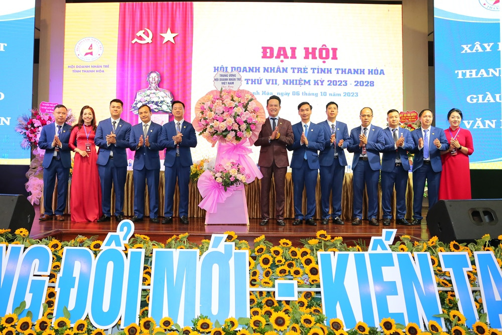 Anh Đặng Hồng Anh, Phó Chủ tịch Hội Liên hiệp Thanh niên Việt Nam, Chủ tịch Hội Doanh nhân trẻ Việt Nam tặng hoa, chúc mừng đại hội.